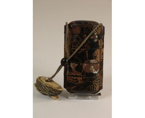 Goldlaquerwork Inro with Ojime and ivory netsuke, Japan ca. 1900,  h. 10, w. 3 cm. (laquerwork damaged)  The item comes with 