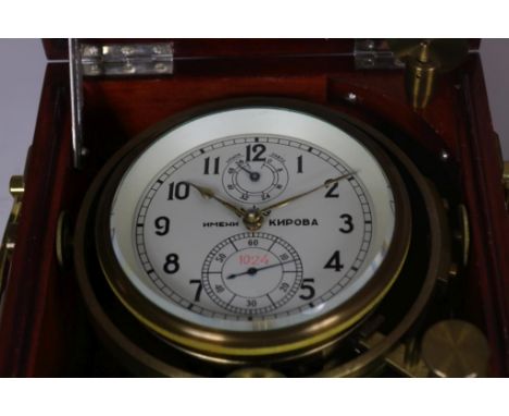 Russian Marine Ship's Chronometer, after design by Kirova /  Poljot, h. 24, w. 25 cm.Scheepchronometer in dubbele houten kast