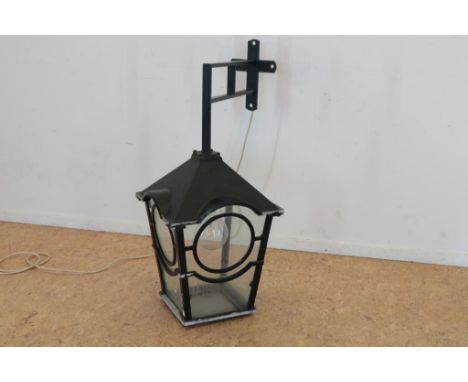 Black metal 1 light lantern on electricityZwart metalen 1-lichts wandlantaarn op elektriciteit, h. 60 cm.  aan beugel, totale