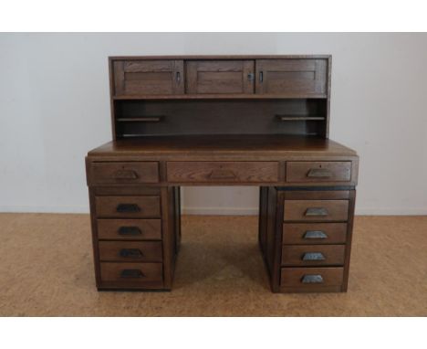 Eiken Art deco bureau met 11 diverse laden en opstand met 2  schuifeurtjes en paneeldeurtje, h. 125, br. 135, d. 74 cm.