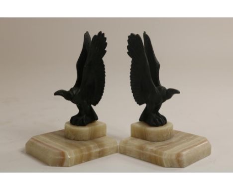 Stel Art Deco boekensteunen met gieren op onyx voetje, h. 16 cm.