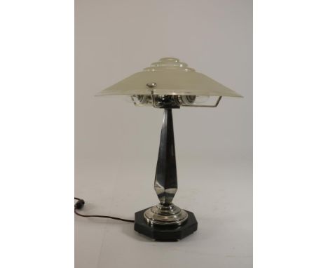 Art Deco tafellamp op verzilverde voet met gesatineerd glazen kap  in hoogrelief, h. 42 cm.