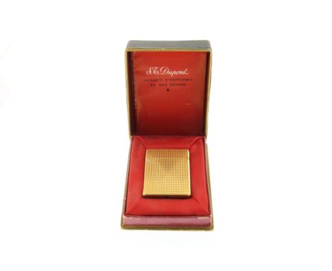 Dupont gilded lighter with diamond pattern, in original box, ca.  1960's, numbered and stamped on the bottom, heigth ca. 4.25