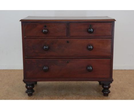 Mahogany Victorian commode with 4 drawers, ca. 1880, h. 80, w.  93, d. 49 cm.Mahonie Victoriaanse commode met 4 laden, Engela