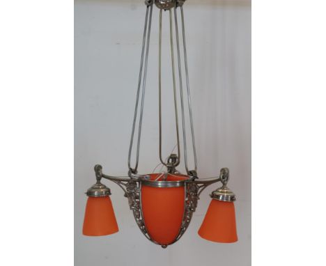 Bewerkt vernikkeld bronzen Art Deco 4-lichts hanglamp met oranje  pate de verre coupe en kapjes, h. 75 cm.