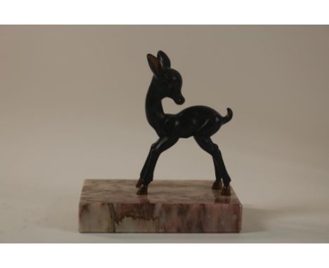 Bronzen Art Deco sculptuur van hertje (Bambi) op marmeren  basement, h. 13 cm.