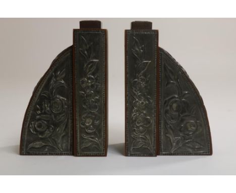 Stel houten Art Deco boekensteunen met rijk bewerkte  metaal-legering, h. 17 cm.