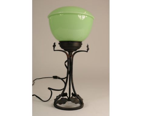 Art Deco tafellampje op smeedijzeren voet met groen glazen kap,  h. 38 cm.
