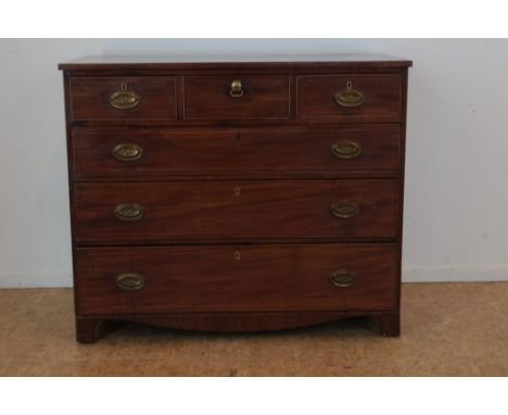 Mahonie commode met 6 laden met koperen bis ingelegd en  slotplaten met relief decor van kip met kuikens, 19e eeuw, h. 96,  b