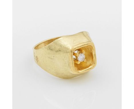 Brillantsolitär-RingGelbgold, gest. 750. Zentral besetzt mit einem Brillantsolitär von ca. 0,10 ct.; Schöne Goldschmiedearbei