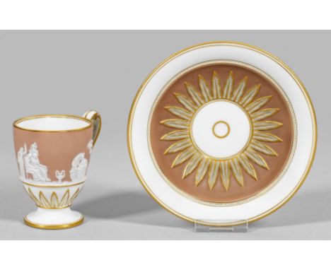 Prächtige Meissen Ziertasse mit Relieffriesauf Untertasse. Biskuitporzellan, teilw. glasiert. Kyathosform, hochgezogener Band