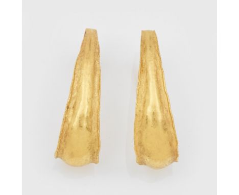 Paar Ohrringe von Eva Mascher-ElsässerGelbgold, gest. 900. Vegetabil stilisierte Goldschmiedearbeit. Herstellerzeichen. Gew. 