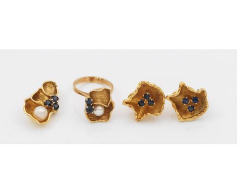 Saphir-Perl-ParureRing, Anhänger und Paar Ohrclips. Gelbgold, gest. 585. Besetzt mit tintenblauen Saphiren und weißen Zuchtpe