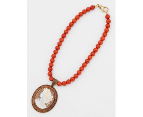 Korallen-Collier mit Kamee-AnhängerRotgold, 14 k, und Gelbgold, 18 k. Einreihige Kette aus roten Korallenperlen von ca. 10 mm