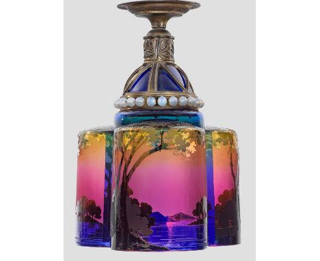 Jugendstil-Deckenlampe mit AbendlandschaftDreipassiger, hochgezogener, oberhalb kuppelartiger Schirm. Farbloses Glas mit vier