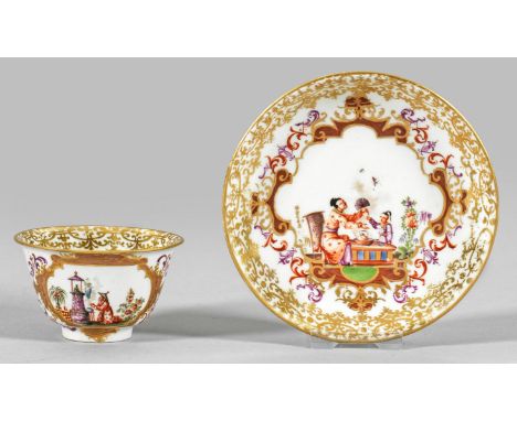 Frühes Meissen Koppchen mit Hoeroldt-Chinoiserienauf Unterschale. Sich erweiternder, runder Korpus. Beidseitig der Wandung un