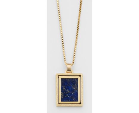 Lapislazuli-Anhänger mit KetteGelbgold, gest. 585. Rechteckiger Anhänger zentral besetzt mit einer Lapislazuliplatte. Feine V