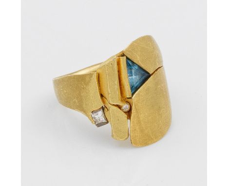 Moderner Blautopas-Ring mit BrillantenGelbgold, gest. 750. Zentral besetzt mit einem dreieckig facettierten Blautopas und Bri