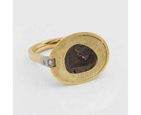 Designer-RingGelbgold, gest. 750, und Silber. Zentral besetzt mit einer Reliefplatte, entouriert von Diamanten. Schöne Goldsc