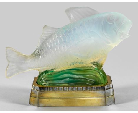 Art Déco-Tischlampe mit Goldfisch-Glasskulptur von Sabino1-flg.; Vollplastische Fischskulptur aus hellgrünem, bläulich opalis