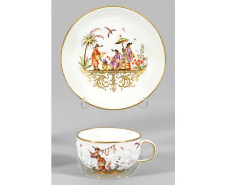 Ziertasse mit Weinlaubrelief und Chinoiserie-Dekorauf Unterschale. Halbkugelige Form mit Ohrenhenkel. Auf den Wandungen relie