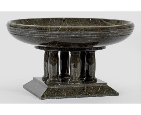 Jugendstil Serpentin-Tazza zugeschrieben an Albin MüllerGrau-grün gemaserter Serpentin. Über quadratischem, schräg ansteigend