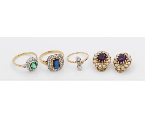 Konvolut SchmuckDrei Ringe und ein paar Ohrclips. Gelbgold, 8 k, 14 k und 18 k. Besetzt mit Diamanten, diversen Farbsteinen u