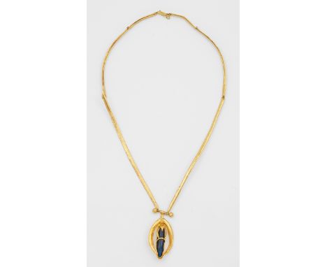 Opal-Collier von Eva Mascher-ElsässerGelbgold, gest. 900. Anhänger zentral besetzt mit einem navettförmigen Opalcabochon, auc