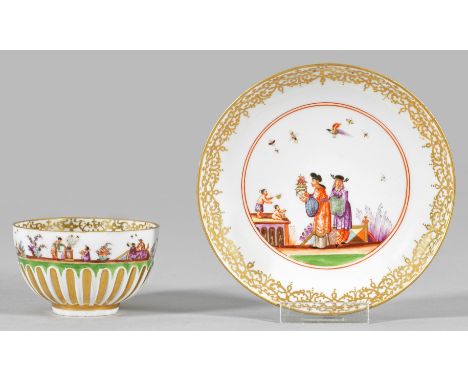 Meissen Koppchen mit Hoeroldt-Chinoiserienauf Unterschale. Halbkugeliger Korpus, unterhalb mit reliefiertem Kannelurenfries. 