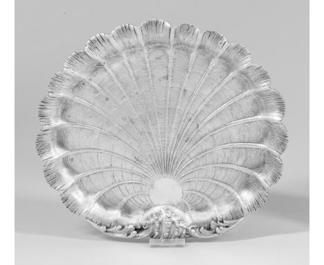 Dekorative AnbietplatteSilber. Flaches, muschelförmiges Tablett mit gering ausgestelltem Rand, schneckenähnlich als Handhabe 
