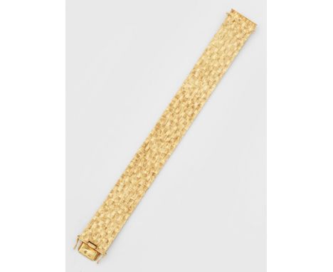 Cocktail-ArmbandGelbgold, gest. 750. Breites, massives Gliederarmband mit satiniertem Schachbrettmuster. Gew. ca. 87,39 g.Bra