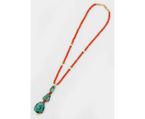 Korallenkette mit TürkiscabochonsGelbgold, gest. 750. Einreihige Kette aus Korallenperlen, akzentuiert durch Goldscheiben, -s