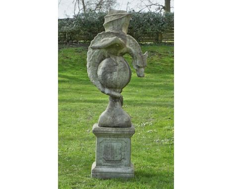 Große Parkskulptur eines Drachen mit PostamentHellgrauer Steinguss. Vollplastische Darstellung eines auf einer Kugel sitzende