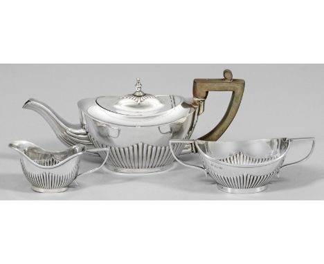 Kleines Teeservice im Queen Anne-StilSterlingsilber. 3-tlg.; Teekanne, Sahnegießer und Zuckerschale. Sich erweiternder, in de