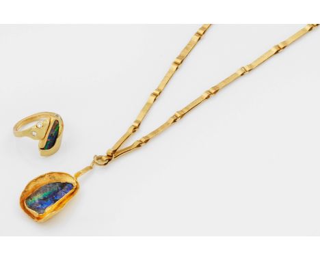 Boulderopal-Collier von Eva Mascher-Elsässer und RingGelbgold, gest. 750 und 900. Gliederkette mit amorph gestaltetem Anhänge