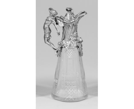 Jugendstil-KaraffeKristallglas und Zinn. Konischer Korpus mit facettiertem Schnittdekor. Zinnmontierung mit scharniertem Deck