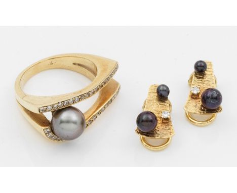 Ring und Ohrclips mit Perlen und BrillantenGelbgold, gest. 585 und 750. Besetzt mit silbergrauen bzw. anthrazitfarbenen Perle