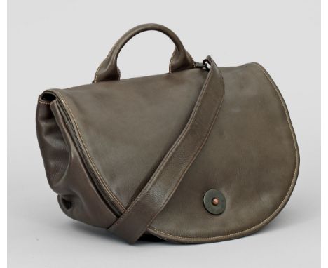 Schultertasche von JIL SANDERSchokoladenbraunes Leder und dunkel patinierte Hardware. Gerundeter Korpus mit kurzer Handhabe s