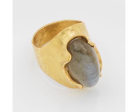 Opalring von Eva Mascher-ElsässerGelbgold, gest. 900. Zentral besetzt mit einem ovalen Opalcabochon. Herstellerzeichen. Gew. 