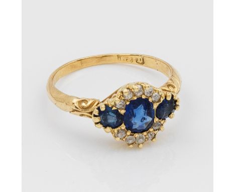 Viktorianischer SaphirringEngland. Gelbgold, 18 k. Zentral besetzt mit tintenblauen Saphiren, entouriert von Diamantrosen. Ge