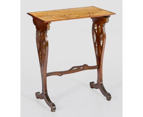 Jugendstil-Beistelltisch von Emile GalléBuchenholz, nussbaumfarben gebeizt sowie Nussbaum, Eschenholz und Ahorn, furniert. Ba