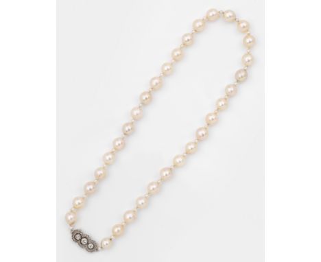 Perlenkette mit DiamantbesatzWeißgold, 8 k. Einreihige Perlenkette aus alternierenden weißen Zuchtperlen von ca. 3 mm und 10 