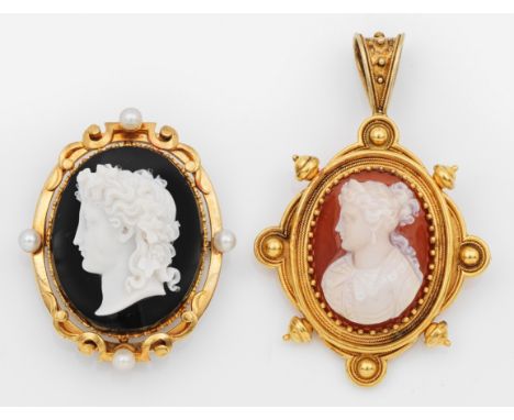 Zwei Achatkamee-BroschenGelbgold, 14 k und gest. 18 k. Fein geschnittene Profilbüsten einer jungen Frau bzw. eines Jünglings.