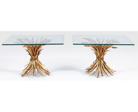 Paar Beistelltische in der Art von Maison BaguèsMetall, goldfarben lackiert und farbloses Glas. Gestell aus gebündelten Ähren