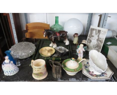 SHELF OF ITEMS TO INCLUDE CANE SERVING TRAYS, DESK MAGAZINE RACK, ENAMEL CANDLESTICK HOLDER ETC