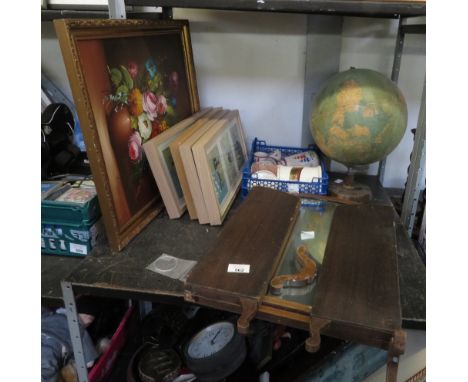 SHELF OF ITEMS TO INCLUDE SWING MIRROR, FRAMES, VINTAGE GLOBE ETC