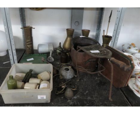 SHELF OF ITEMS TO INCLUDE COPPERWARE, BRASSWARE, OLD MEDICINE BOTTLES ETC