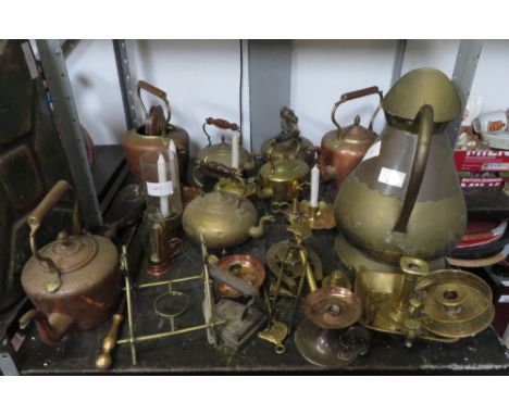 SHELF OF COPPER/BRASS KETTLES, JUGS, CANDLESTICKS ETC