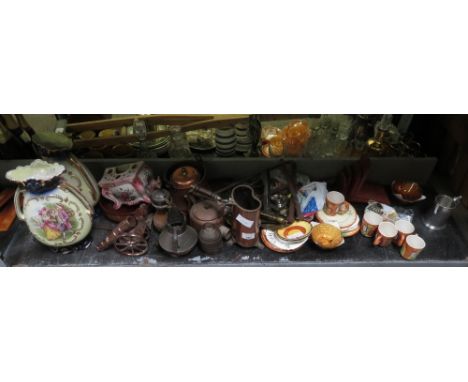 SHELF OF ITEMS TO INCLUDE COPPERWARE, BRASSWARE, BOOKENDS, CHINA ETC