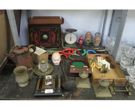 SHELF OF ITEMS TO INCLUDE PAINTED HORSE SHOES, WAYMASTER SCALES, A CERAMIC DOLLS HEAD ETC